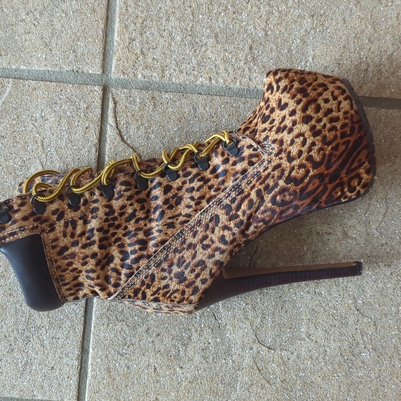 ZiZi Girl Leopard Boots - Picture 2 of 2